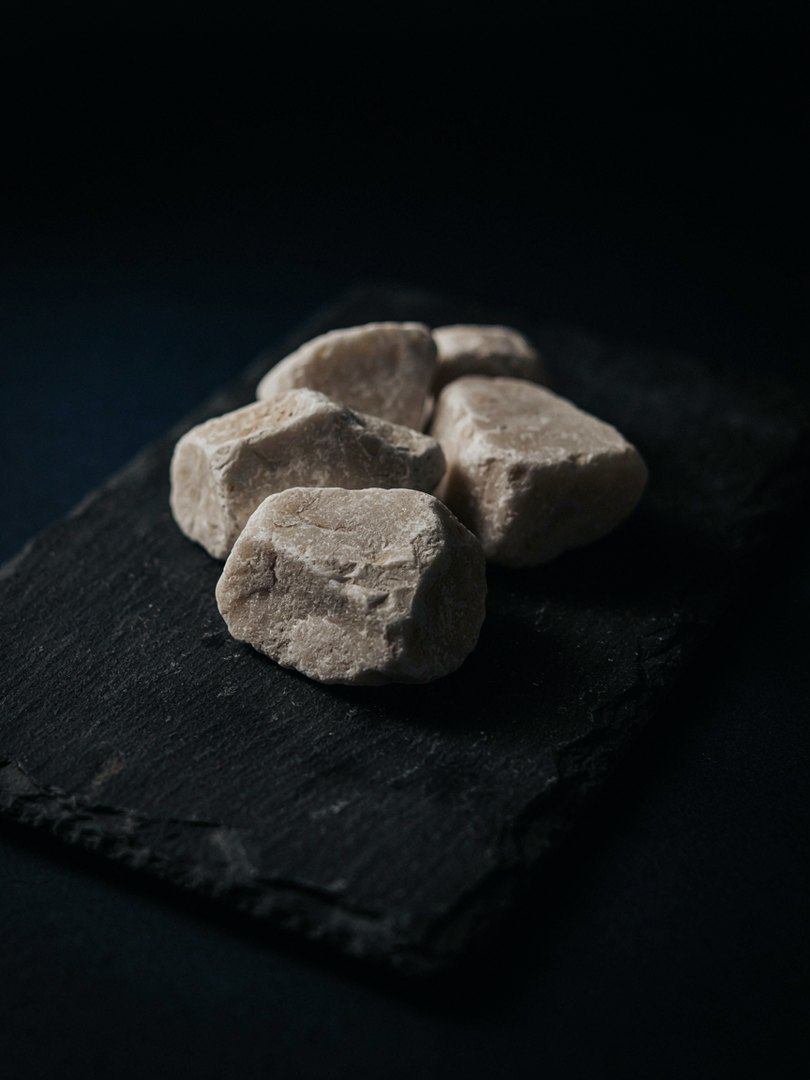 Piedras de mineral blanco sobre pizarra oscura