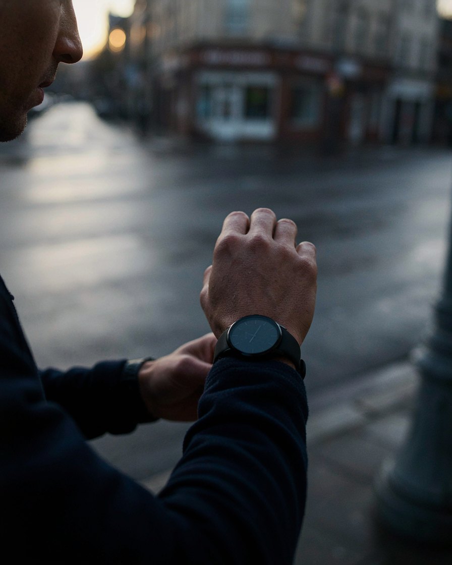 Una persona mira su reloj deportivo mientras corre al amanecer